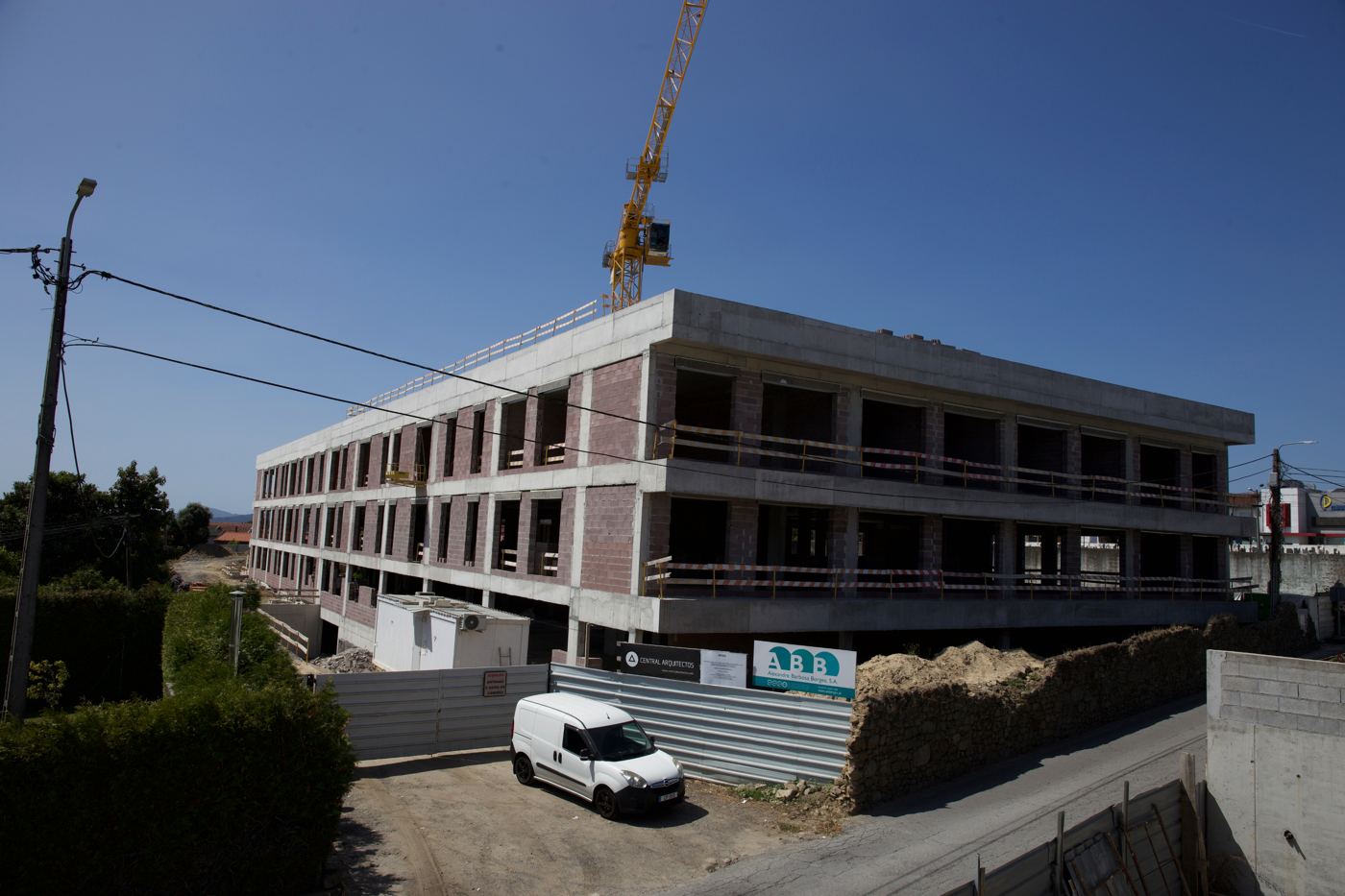 Edifício residencial em tosco com grua ao fundo