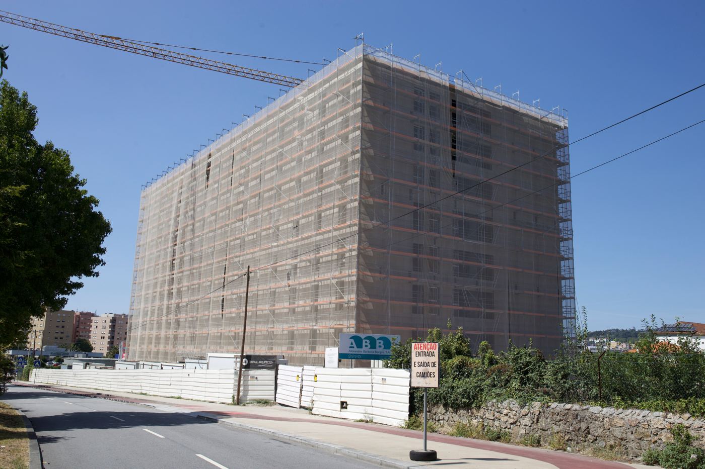 Hotel envolvido em andaimes e rede de protecção